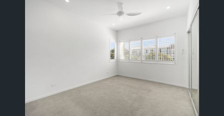 Modern, Light & Airy Townhouse in Kamala Crescent - Photo 3