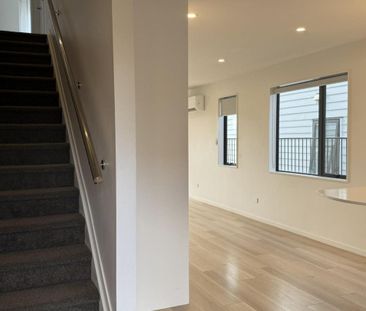 Modern 3-Bedroom Townhouse Backing onto Park - ... - Photo 3