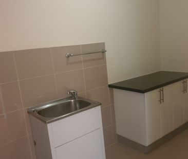 NEAT TWO-BEDROOM TOWNHOUSE IN A PRIME LOCATION! - Photo 6
