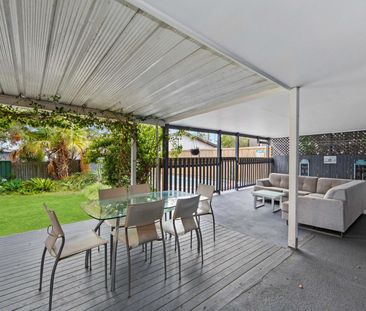 Central, Stylish & So Convenient - Your Ideal Family Home! - Photo 1
