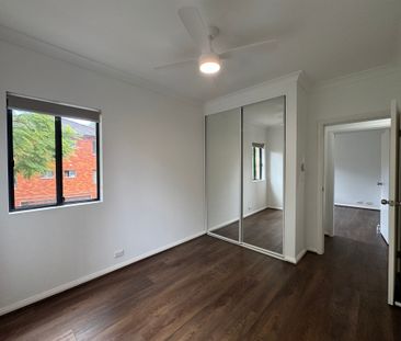 Stunning & Spacious Renovated 3 Bedroom Townhouse with timber flooring - Photo 1