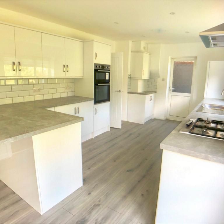 4 bedroom detached house to rent - Photo 1