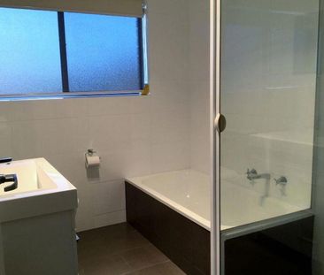 Stylish 2 Bedroom Double Storey Townhome 15 mins to CBD & Universit... - Photo 5