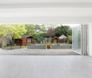 6 bedroom detached house to rent - Photo 1