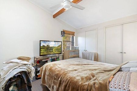 Spacious 4-Bedroom Family Home with a Separate Living Area - Photo 4