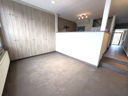 Verrassend ruime, gezellige woning met 3 slaapkamers in het centrum van Sint-Baafs-Vijve te huur! - Foto 5