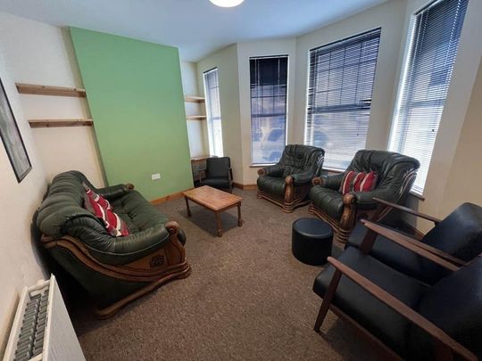 8 bedroom house to rent - Photo 1