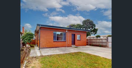 Spacious home, flexible floorplan & close to local schools - Photo 2