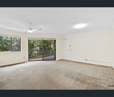 TWO BEDROOM BEACHSIDE UNIT - GREAT LOCATION! - Photo 1