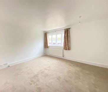 A charming cottage nestled in a peaceful yet convenient location. - Photo 4