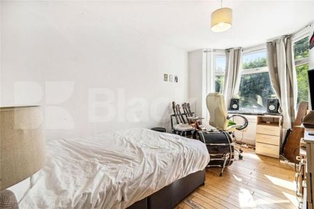 Split over two floor is this spacious 3double bedroom maisonette - Photo 5