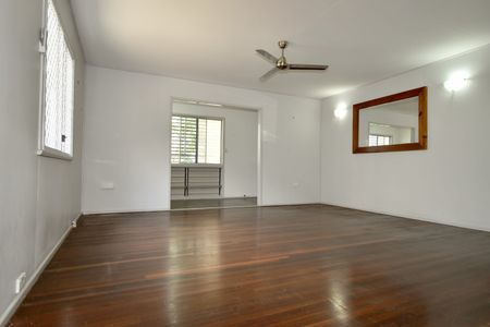 :: DOUBLE STOREY HOME IN THE HEART OF WEST GLADSTONE - Photo 3