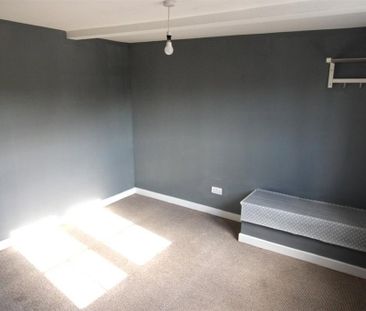 2 bedroom end of terrace house to rent - Photo 5