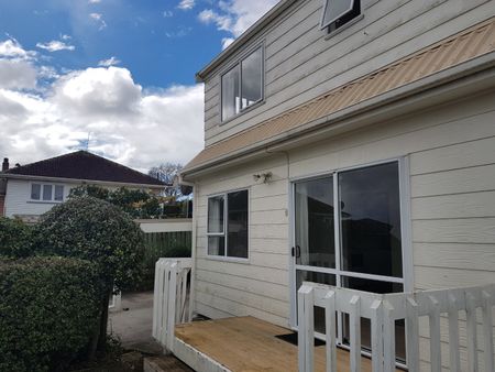 Comfortable home with nice outlook - Photo 3