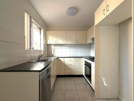 Spacious & Stylish 3-Bedroom Townhouse in Prime Granville Location - Photo 4