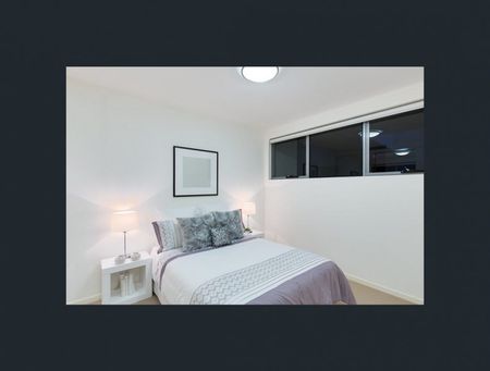 Ground floor unit with courtyard and private gate and storage room - Photo 4