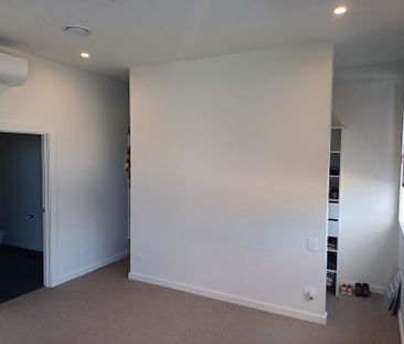Willis House - 2 bed top floor apt in the CBD - Photo 2