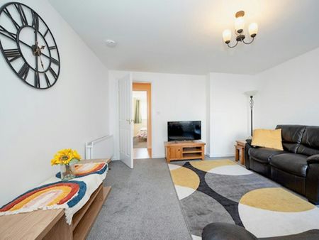 Flat to rent on - Photo 2