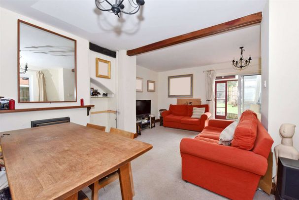 A spacious three bedroom end of terrace cottage, located in Cookham village with off street parking. - Photo 1