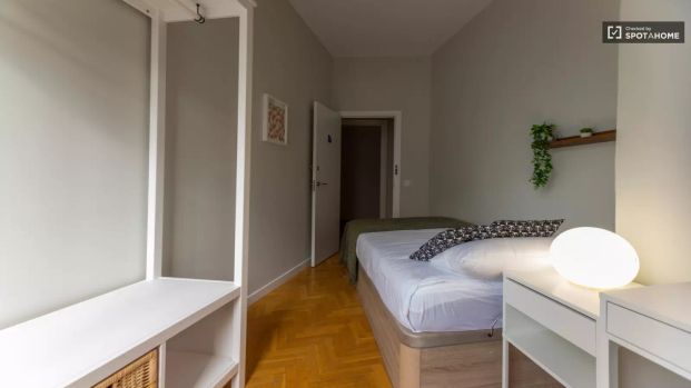 Room in a shared 8-bedroom apartment for rent in La Gran Vía perfect for students or professionals - Photo 1