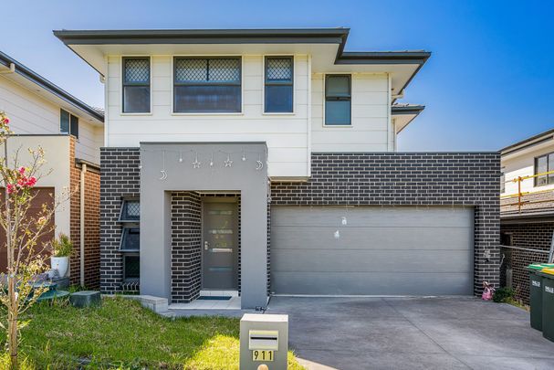 Modern Double-Storey Family Home for Rent in the Gables !! - Photo 1