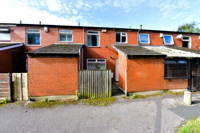 3 bedroom House in St Johns Close, Leeds - Photo 2