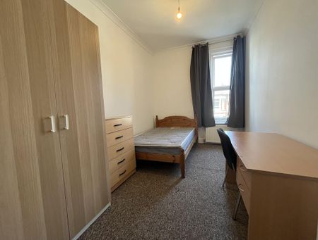 6 bedroom semi-detached house to rent - Photo 2