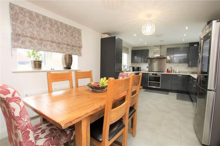 4 bedroom detached house to rent - Photo 2