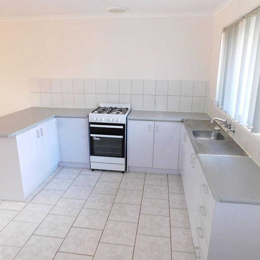 TWO BEDROOM UNIT CLOSE TO SCHOOLS, SHOPS AND TRANSPORT. - Photo 1