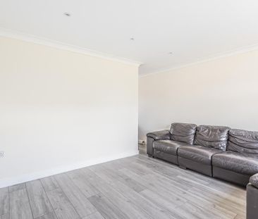 3 bedroom end of terrace house to rent - Photo 2