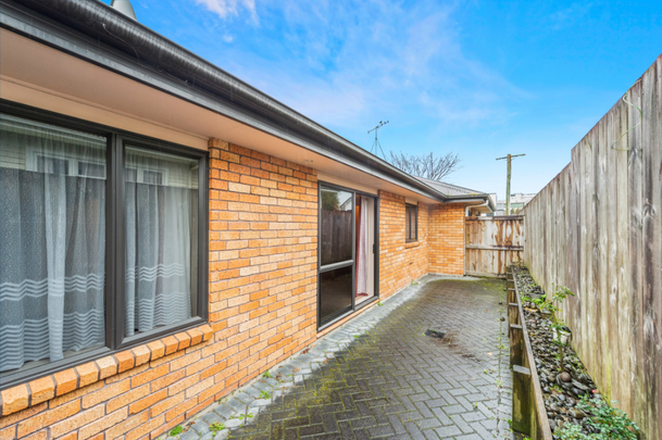 This tidy, two bedroom townhouse is situated within walking distance of Waikato Hospital and conveniently close to the CBD. - Photo 1