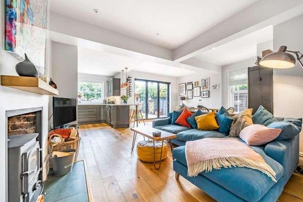 Horsell, GU21 - Photo 1