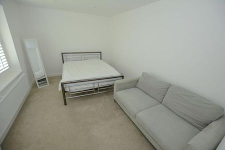 4 bedroom semi-detached house to rent - Photo 4