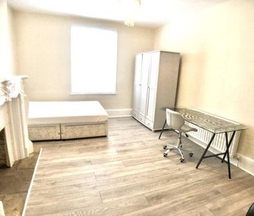 4 bedroom flat to rent - Photo 1