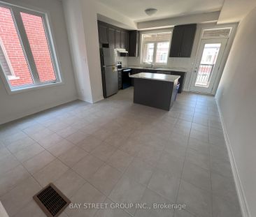 Townhouse For Lease | N8083818 - Photo 6