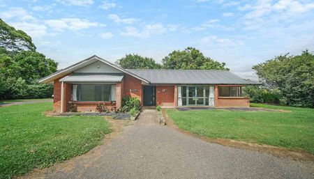 Spacious family home in Ramarama - Photo 5