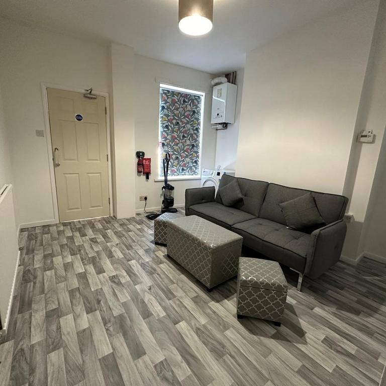 4 bedroom house of multiple occupation to rent - Photo 1