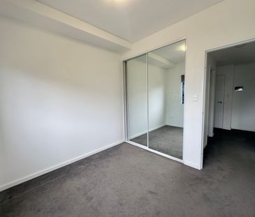 Location, Security & Convenience! , Large 2 Bedroom Apartment With Sunny Aspect - Photo 2