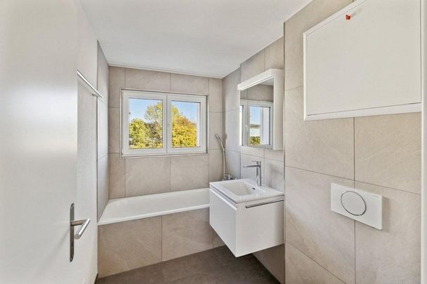 Top moderne Wohnung in ruhiger Lage mit grossem Balkon - Photo 1