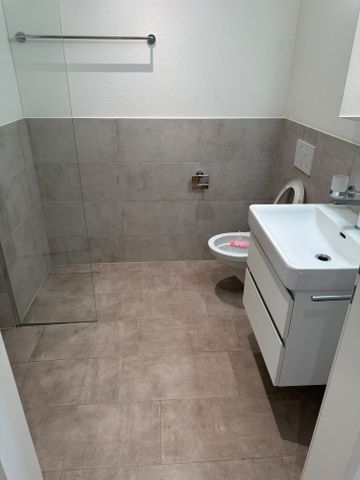 Moderne 1.5-Zimmer-Wohnung mit Balkon in Baden-Dättwil - Photo 4