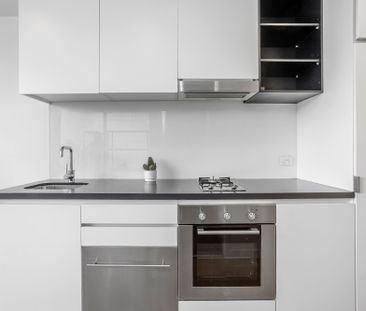 Contemporary Collingwood Pad with Private City-View Balcony! - Photo 5