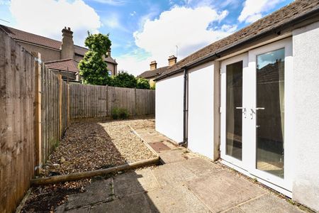 Flat to rent - Chislehurst Road, Orpington, BR6 - Photo 4