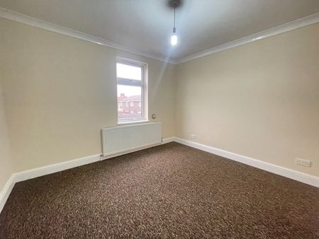 1 Bed Flat, Horns Road, IG2 - Photo 3
