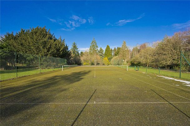 An outstanding country house in the village of Chawton - Photo 1