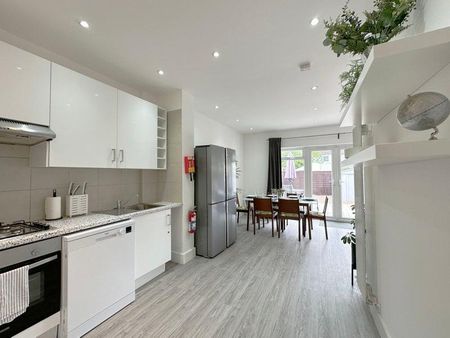 1 bedroom in a house share to rent - Photo 3