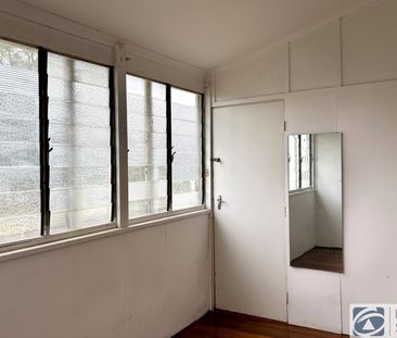 LARGE HOME, FLOORBOARDS, PETS PERMITTED - Photo 4