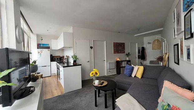 Tidy and Great location - Photo 1