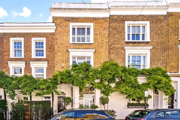 A well presented, mid terrace family house with a charming patio garden. - Photo 1