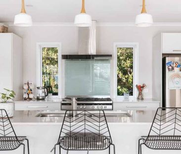 A sunny spacious 3 bedroom home - Photo 1