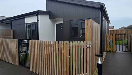 Modern Two Bedroom Townhouse in Prime Hamilton East Location - Photo 3